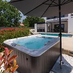 Lucia With Jacuzzi And Private Pool Вилла *
