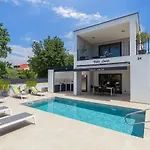 Lucia With Jacuzzi And Private Pool Kadumi